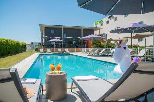 Piscina en o cerca de ibis Styles Pertuis Portes du Luberon