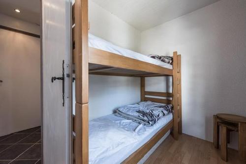 a bedroom with two bunk beds in a room at Studio 4 personnes au pied des pistes in Tignes