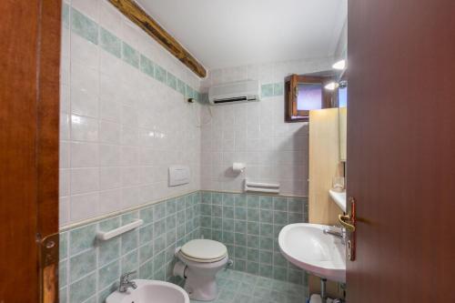 ein Bad mit einem WC und einem Waschbecken in der Unterkunft Bilocale in Villa Elba in Marina di Campo