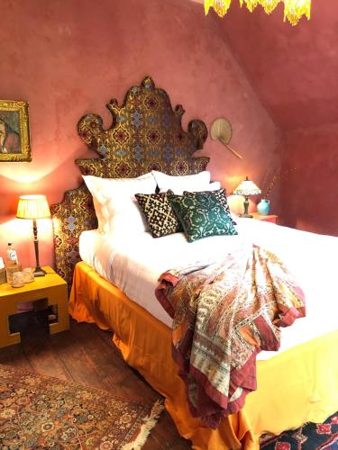 um quarto com uma cama grande e uma grande cabeceira. em B&B Villa le Vert-Bois em Spa