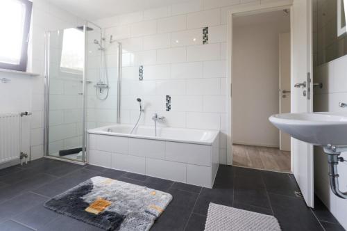 Bilik mandi di Oberkasseler Hof Bonn