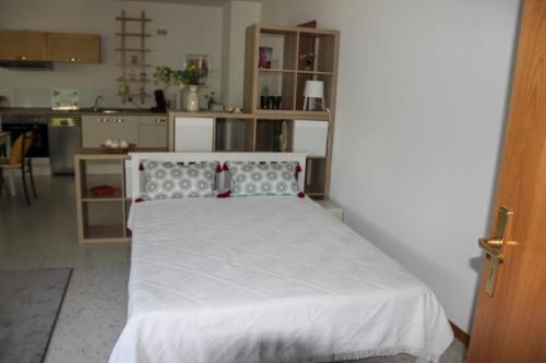 um quarto com uma cama branca num quarto em Ellis Garden em Idar-Oberstein