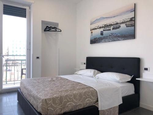 Top Floor Rentrooms Napoli tesisinde bir odada yatak veya yataklar