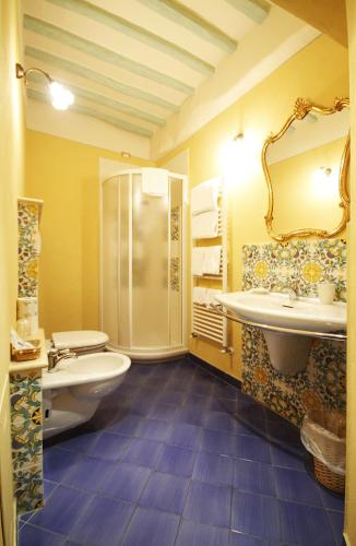 a bathroom with a shower and a toilet and a sink at Antica Residenza Cicogna in Siena