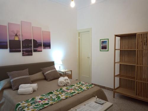 een woonkamer met een bed met handdoeken erop bij Casa Vacanze Ni Nuccia in Trapani