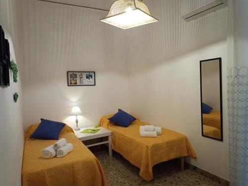Pokój z 2 łóżkami i lustrem w obiekcie Casa Vacanze Ni Nuccia w Trapani