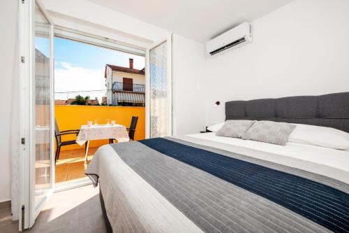 una camera con letto e balcone di Studio Istra a Rovigno (Rovinj)