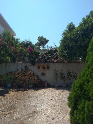 a fence with a bunch of flowers on top of it at Stan&Family in Kalavárda