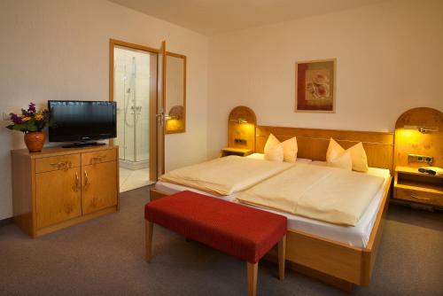 En eller flere senge i et værelse på Landhotel Seeg