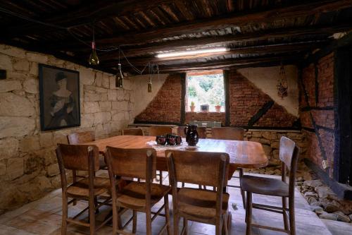 - une salle à manger avec une table et des chaises en bois dans l'établissement Boutique guest house "SamiKan", à Elena