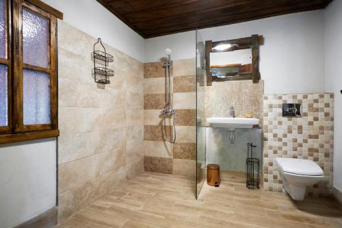 La salle de bains est pourvue d'une douche, de toilettes et d'un lavabo. dans l'établissement Boutique guest house "SamiKan", à Elena