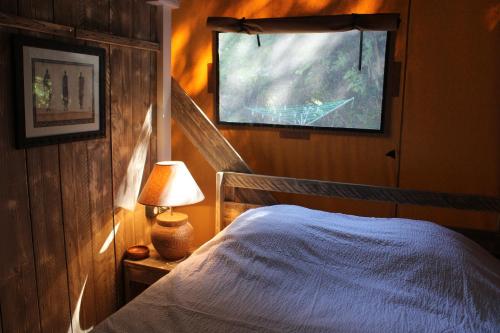 Ein Bett oder Betten in einem Zimmer der Unterkunft Lodge St Exupéry