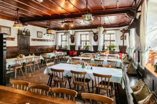 um restaurante com mesas e cadeiras num quarto em Hotel Gasthof Alte Post Holzkirchen em Holzkirchen