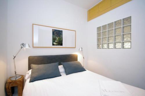 Un pat sau paturi într-o cameră la Vivaldi Penthouse Ayuntamiento