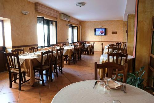 a restaurant with tables and chairs in a room at b&b Da Morena in Termoli