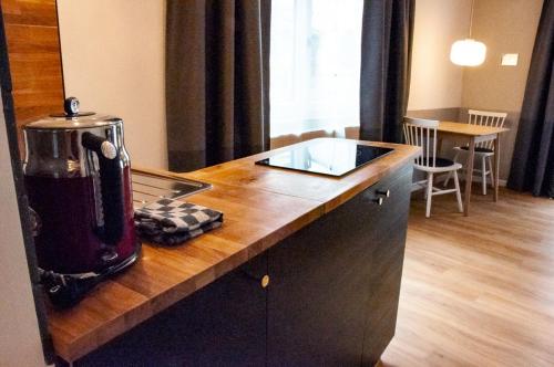 eine Küchentheke mit einem Mixer darüber in der Unterkunft Ferienwohnung Marianne in Oberwesel