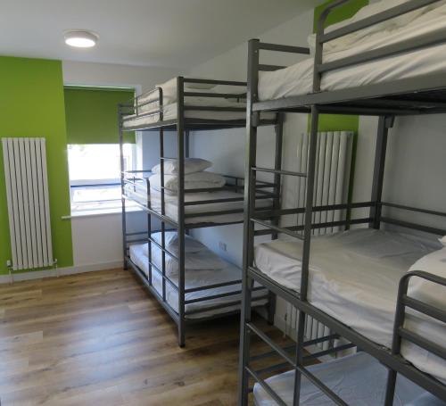 een kamer met 4 stapelbedden in een slaapzaal bij Donegal Wild Atlantic Hostel in Dungloe