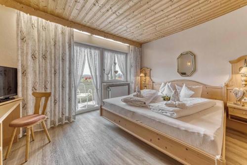una camera con un grande letto e una grande finestra di Zum singenden Musikantenwirt a Regen