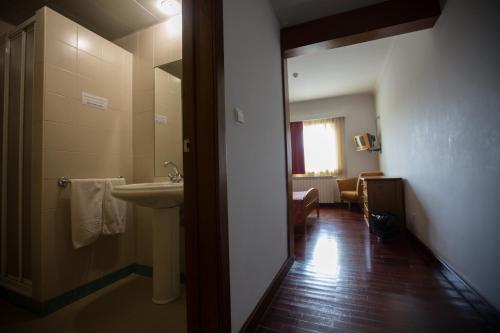 a bathroom with a sink and a mirror at HI Bragança – Pousada de Juventude in Bragança
