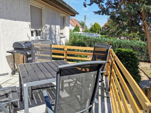 a table and chairs on a patio with a grill at Ferienhaus Rosmarie am Elbradweg in Grödel