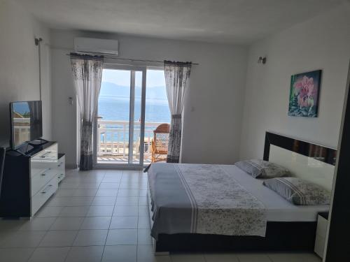 Posteľ alebo postele v izbe v ubytovaní Apartmani Doris