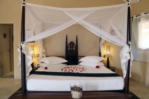 Een bed of bedden in een kamer bij Lamantin Beach Resort & SPA