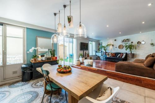 uma sala de estar com uma mesa e um sofá em Appartement Charles - Welkeys em Marselha