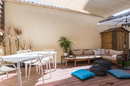 un patio avec un canapé, une table et des chaises dans l'établissement Appartement Charles - Welkeys, à Marseille