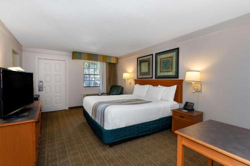 Krevet ili kreveti u jedinici u objektu La Quinta Inn by Wyndham Tallahassee North