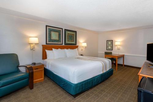 Postel nebo postele na pokoji v ubytování La Quinta Inn by Wyndham Tallahassee North