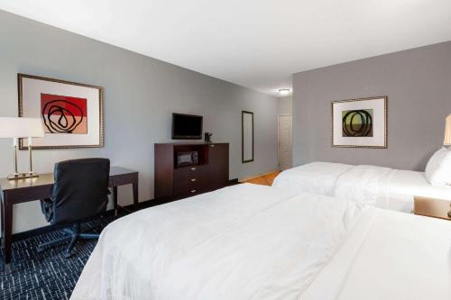 a hotel room with two beds and a desk at La Quinta by Wyndham Lumberton in Lumberton