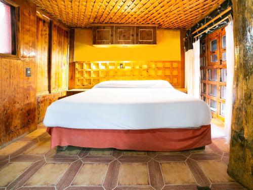 a bedroom with a large bed in a room at La Cabaña Del Tata in La Marquesa