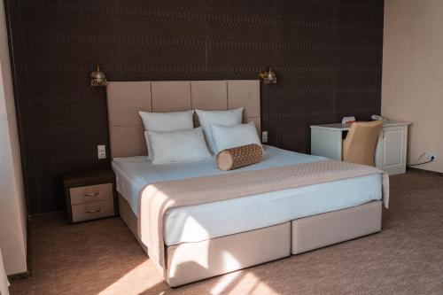 スルグトにあるHotel Gulliverのベッドルーム(白い枕の大型ベッド1台付)