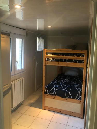 ein Schlafzimmer mit einem Etagenbett in einem Zimmer in der Unterkunft Appartement à deux pas du port de La Roche-Bernard in La Roche-Bernard