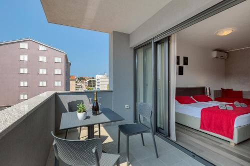 um quarto com uma cama e uma mesa numa varanda em Pula City Center Accommodation with FREE Parking em Pula