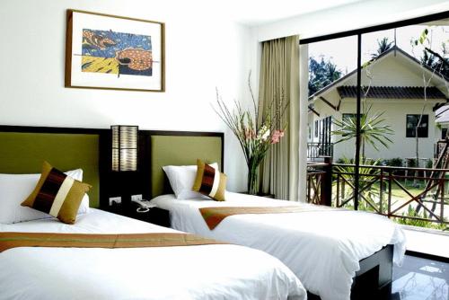Łóżko lub łóżka w pokoju w obiekcie Kuiburi Hotel & Resort