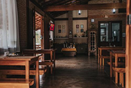 une chambre avec des tables et des chaises dans un bâtiment dans l'établissement Pousada Vale Du'Carmo, à Pedra Azul