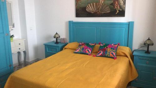 1 dormitorio con 1 cama azul y 2 armarios azules en Casa Mena, en Nerja