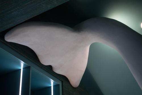 a sculpture of a heart on the side of a building at 34 GuestHouse in Setúbal