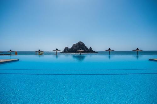Swimmingpoolen hos eller tæt på Sandy Beach Hotel & Resort