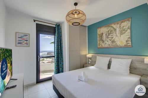 1 dormitorio con 1 cama y vistas al océano en T3- Infini bleu 4 étoiles - 63 m2 - vue océan - St-Gilles, en Saint-Gilles-les-Bains