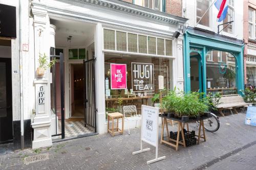 una tienda con un cartel frente a un edificio en Pearl of the Hague - R.Q.C., en La Haya