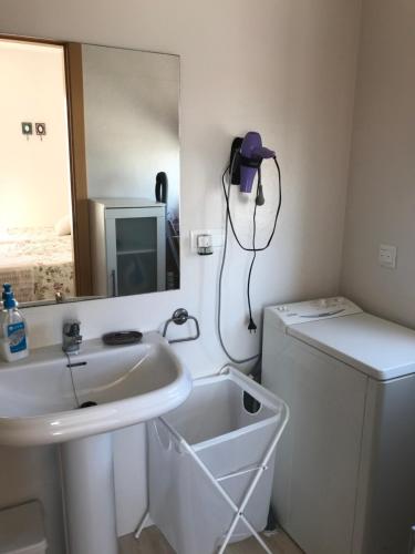 a bathroom with a sink and a washing machine at PLAZA DE ESPAÑA 1 DORMITORIO in Nerja
