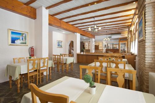 Reštaurácia alebo iné gastronomické zariadenie v ubytovaní Acropole Delphi City Hotel