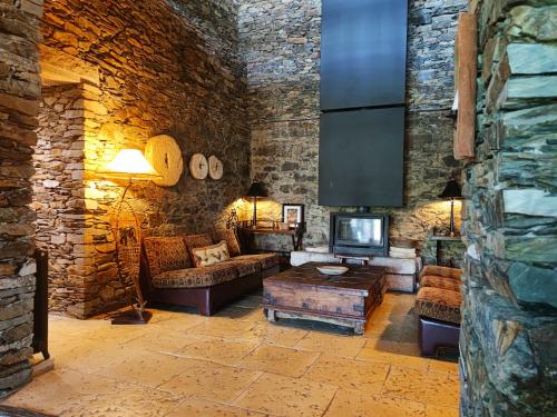 ein Wohnzimmer mit einem Sofa und einem Tisch in der Unterkunft Casa das Pipas / Quinta do Portal in Sabrosa