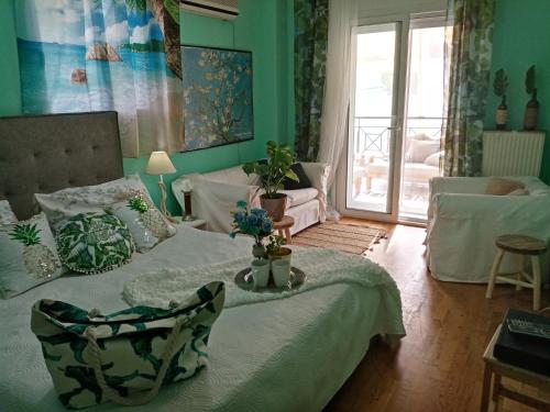 Ένα ή περισσότερα κρεβάτια σε δωμάτιο στο maisonette with garden