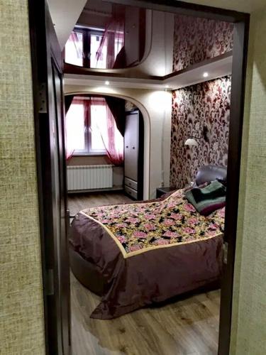 Un dormitorio con una cama en el medio. en Здається подобово 3кімнатна квартира з wifi i екслюзивним ремонтом,є кімната гардероб,спальня і кімната,санвузол і ванна також парковочне місце, en Chernivtsi