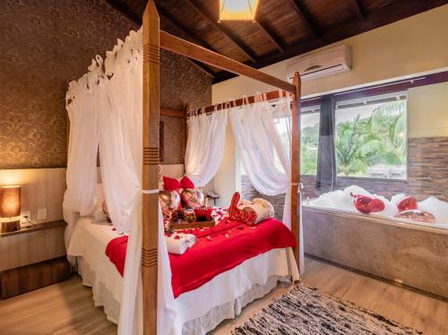 two children laying on beds in a bedroom at Pousada Natribus Rosa in Praia do Rosa