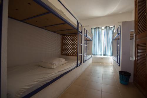 Etagenbett in einem Zimmer mit Fenster in der Unterkunft HI Oeiras – Pousada de Juventude in Oeiras