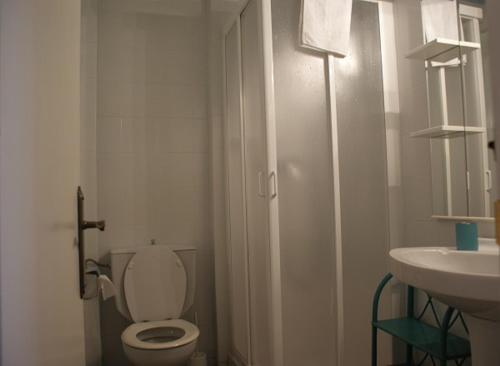 une salle de bains blanche avec toilettes et lavabo dans l'établissement Villa Lombardi, à Alaior